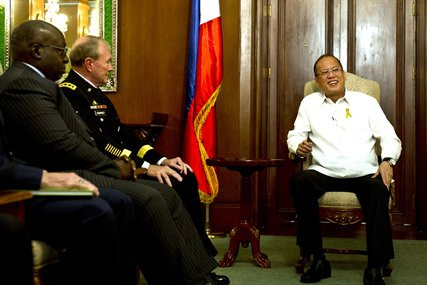 Trước lúc lên đường đi Anh, Mỹ, Tổng thống Philippines Aquino III vẫn dành ra 20 phút gặp gỡ Chủ tịch hội đồng tham mưu trưởng liên quân, tướng Martin Dempsey Trước lúc lên đường đi Anh, Mỹ, Tổng thống Philippines Aquino III vẫn dành ra 20 phút gặp gỡ Chủ tịch hội đồng tham mưu trưởng liên quân, tướng Martin Dempsey