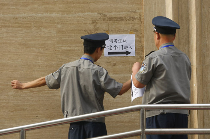 Nhân viên an ninh được rải khắp nơi, lối thí sinh vào phòng thi Nhân viên an ninh được rải khắp nơi, lối thí sinh vào phòng thi