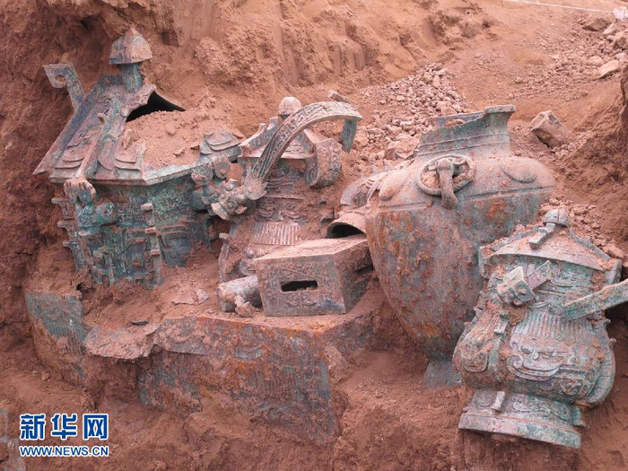 Rất nhiều loại bình, thạp, hộp, rương bằng đồng xanh chạm khắc hoa văn tinh xảo