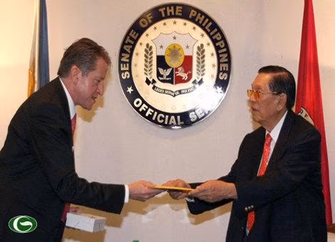 Đại sứ Nga Nikolay Kudashev trong lễ trình quốc thư lên Phó tổng thống Philippines Đại sứ Nga Nikolay Kudashev trong lễ trình quốc thư lên Phó tổng thống Philippines