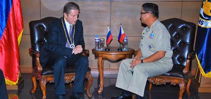 Đại sứ Liên bang Nga tại Philippines, Nikolay Kudashev lần đầu tiên phát biểu quan điểm về vấn đề biển Đông theo hướng có lợi cho Trung Quốc (ảnh: Ông Nikolay Kudashev tiếp một lãnh đạo Hải quân Philippines) Đại sứ Liên bang Nga tại Philippines, Nikolay Kudashev lần đầu tiên phát biểu quan điểm về vấn đề biển Đông theo hướng có lợi cho Trung Quốc (ảnh: Ông Nikolay Kudashev tiếp một lãnh đạo Hải quân Philippines)