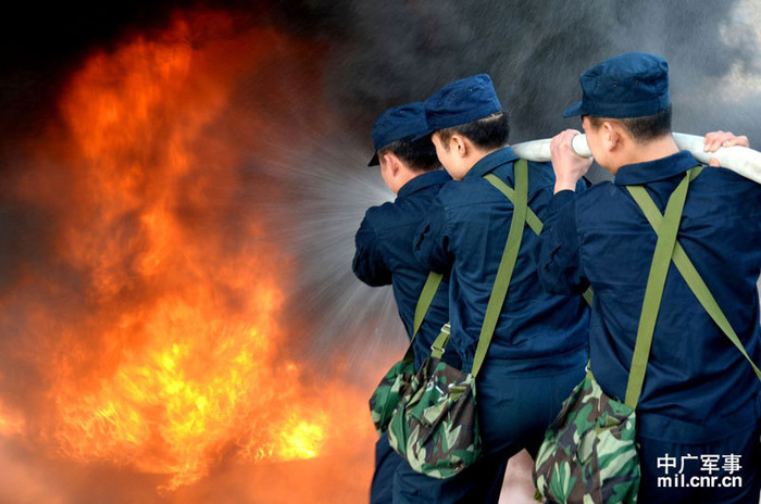 Diễn tập cứu hỏa khi trúng đạn pháo đối phương Diễn tập cứu hỏa khi trúng đạn pháo đối phương