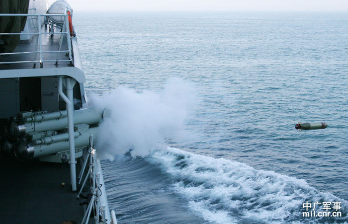 Dàn pháo thuỷ lôi đa nòng khai hỏa Dàn pháo thuỷ lôi đa nòng khai hỏa