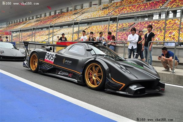 Diễu qua con mắt ngưỡng mộ của những người có mặt Diễu qua con mắt ngưỡng mộ của những người có mặt