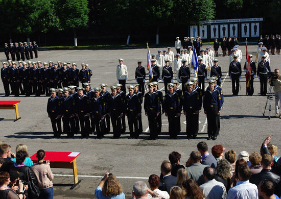 Lễ tốt nghiệp được long trọng tổ chức tại quảng trường trước sự chứng kiên của đông đảo báo chí, người thân