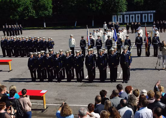 Lễ tốt nghiệp được long trọng tổ chức tại quảng trường trước sự chứng kiên của đông đảo báo chí, người thân