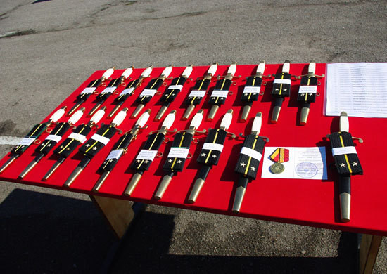 Những chiếc quân hàm trung úy Hải quân Nga được gắn sẵn cùng thanh đoản đao danh dự chuẩn bị được trao cho các tân sỹ quan hải quân