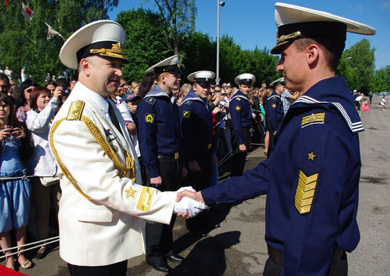 Chỉ huy bắt tay động viên chiến sĩ