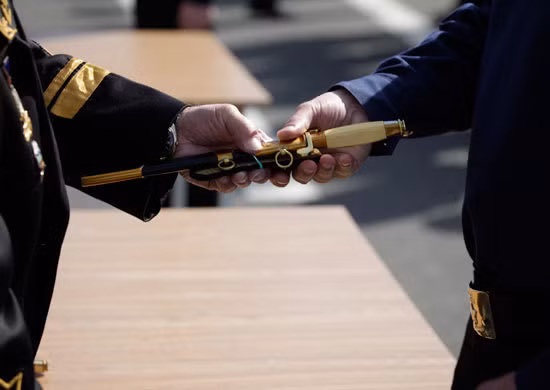 Thanh đoản đao trao cho tân sỹ quan, một biểu tượng của lễ tốt nghiệp, đánh dấu sự trưởng thành và thay đổi về chất