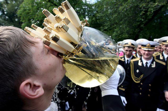 Hạnh phúc nâng ly rượu trong lễ tốt nghiệp cùng đồng đội