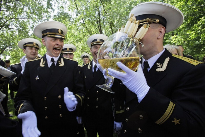 Đến vòng sỹ quan trẻ nào, người đó tự rút đoản đao và cho vào ly rượu trịnh trọng nâng lên