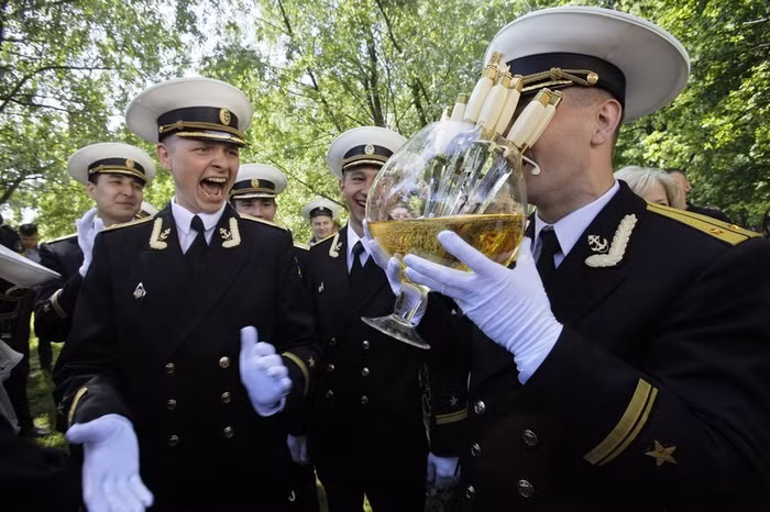 Đến vòng sỹ quan trẻ nào, người đó tự rút đoản đao và cho vào ly rượu trịnh trọng nâng lên