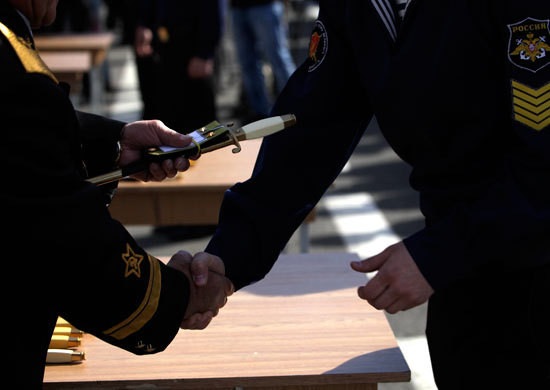 Trang trọng trao và nhận đoản đao, quân hàm sỹ quan