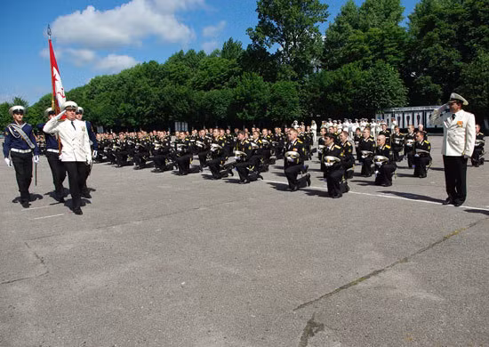 Quỳ trước quân kỳ trong lễ tuyên thệ tốt nghiệp sỹ quan hải quân Nga