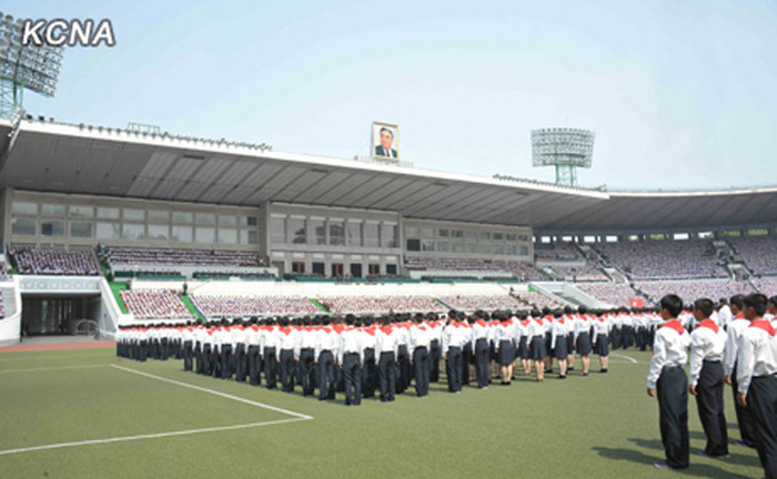 Đội ngũ chỉnh tề, bất chấp cái nắng chói chang