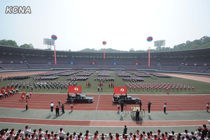 Nghi thức diễu hành rước hình hai lãnh tụ Bắc Triều Tiên, Chủ tịch Kim Nhật Thành và Chủ tịch Kim Jong-il