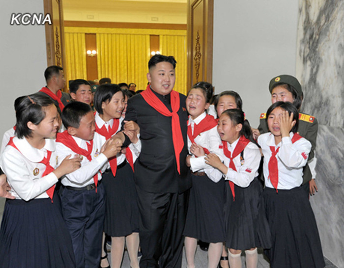 Òa khóc vì được gặp lãnh tụ