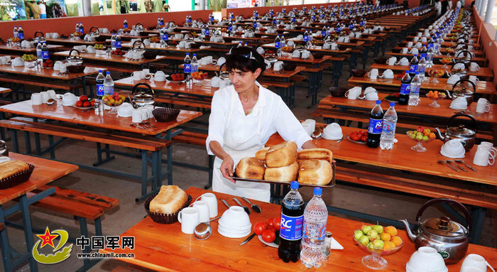 Chuẩn bị bữa ăn cho lực lượng tham gia diễn tập Chuẩn bị bữa ăn cho lực lượng tham gia diễn tập