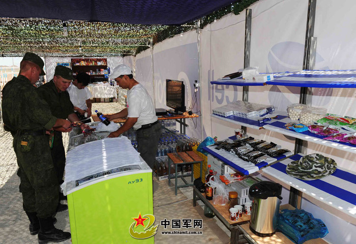 Quầy bar hậu cần dã chiến được thiết lập để phục vụ nhu cầu của sĩ quan, binh sĩ tham gia diễn tập Quầy bar hậu cần dã chiến được thiết lập để phục vụ nhu cầu của sĩ quan, binh sĩ tham gia diễn tập
