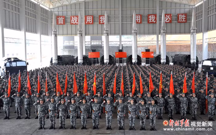 Lễ chào cờ tại lữ đoàn tên lửa số 1 binh chủng Tên lửa chiến lược Trung Quốc