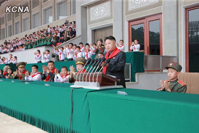 Sau mỗi lời phát biểu, đại hội vỗ tay nhiệt liệt