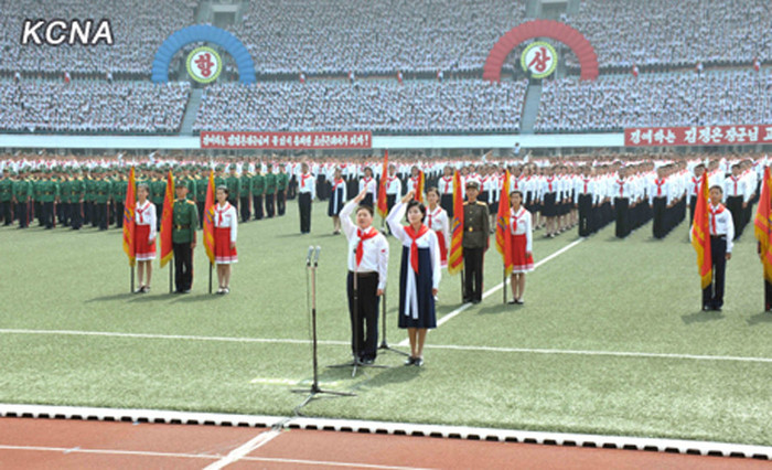 Hàng ngàn thiếu niên, học sinh Bắc Triều Tiên tập trung về sân vận động Kim Nhật Thành - Bình Nhưỡng dự đại hội