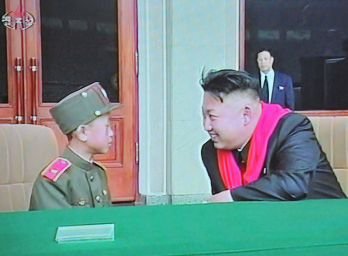 Ông Kim Jong-un vui vẻ nói chuyện, hỏi thăm một thiếu sinh quân