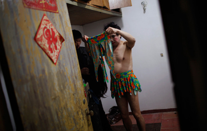 Và trong trang phục "xì tin" của phụ nữ