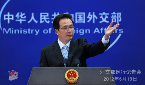 Người phát ngôn Bộ Ngoại giao Trung Quốc, Hồng Lỗi lớn tiếng nhắc nhở "Philippines cần thận trọng trong phát ngôn và hành động"