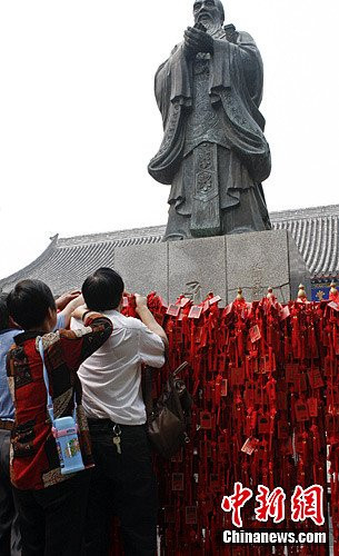 Kỳ thi đại học không chỉ là kỳ thi tốn kém nhất Trung Quốc mà còn tạo ra áp lực tâm lý rất lớn khiến nhiều phụ huynh, học sinh Trung Quốc tâm lý bất an. Ảnh: Phụ huynh Trung Quốc cầu may cho con dưới chân tượng Khổng Tử