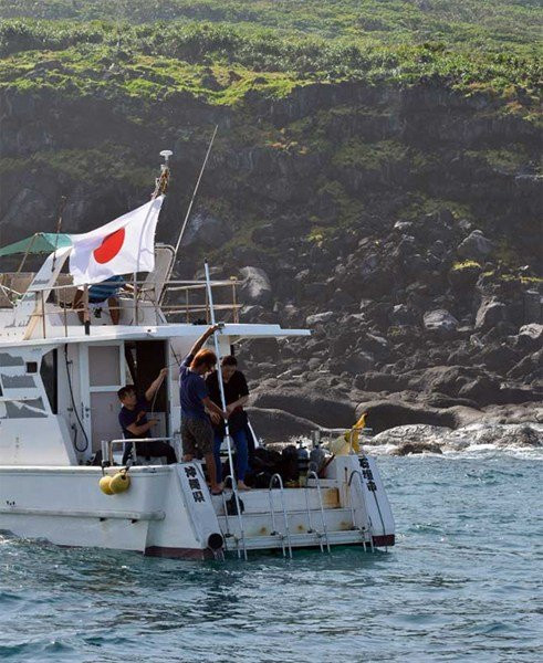 Những chiếc tàu này vào sát bờ đảo