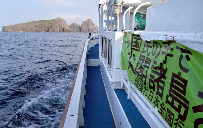 Mạn tàu có cả biểu ngữ khẳng định chủ quyền của Nhật Bản đối với nhóm đảo Senkaku