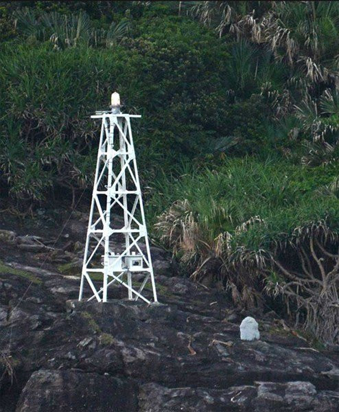 Trên đảo có cả những cột đèn báo do Nhật Bản xây dựng