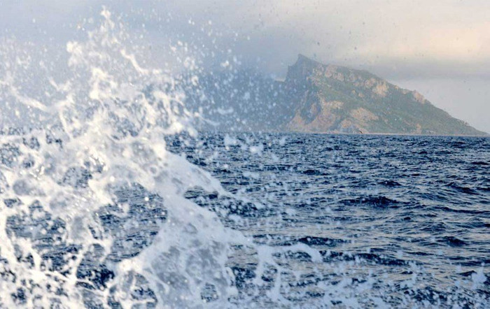 Sóng tung trắng xóa mạn tàu