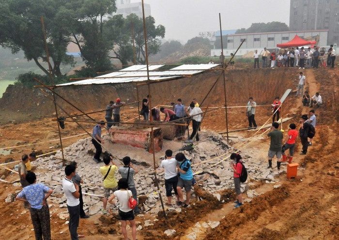 Khu vực khai quật mộ cổ Khu vực khai quật mộ cổ