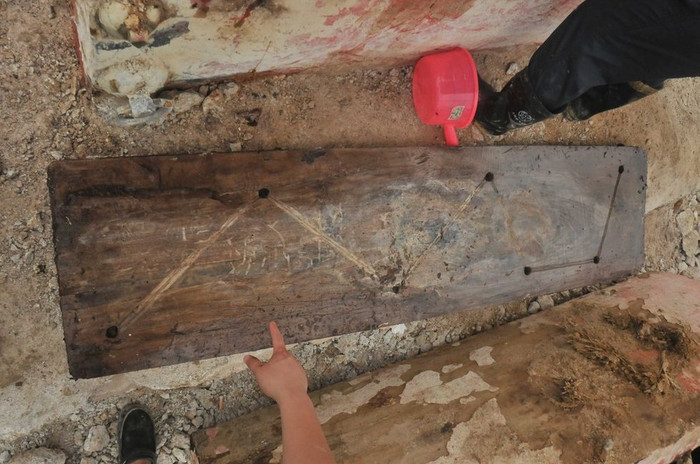 Tấm gỗ quan tài được đục lỗ hình "Thất tinh" - bảy ngôi sao Tấm gỗ quan tài được đục lỗ hình "Thất tinh" - bảy ngôi sao