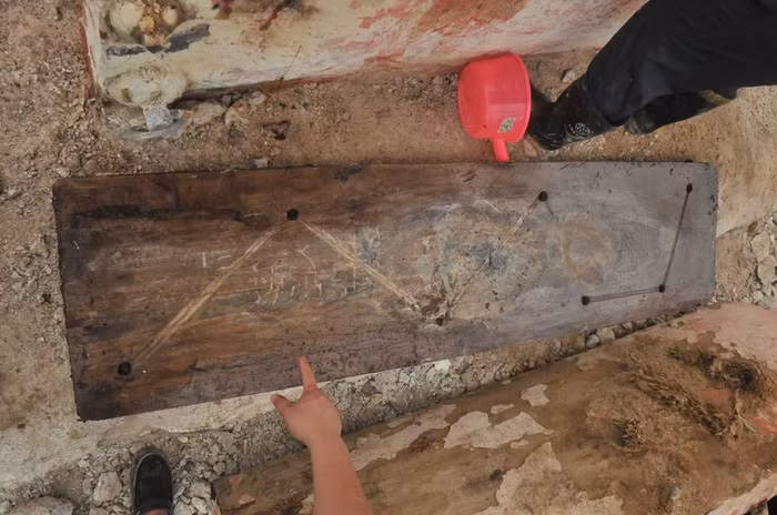 Tấm gỗ quan tài được đục lỗ hình "Thất tinh" - bảy ngôi sao