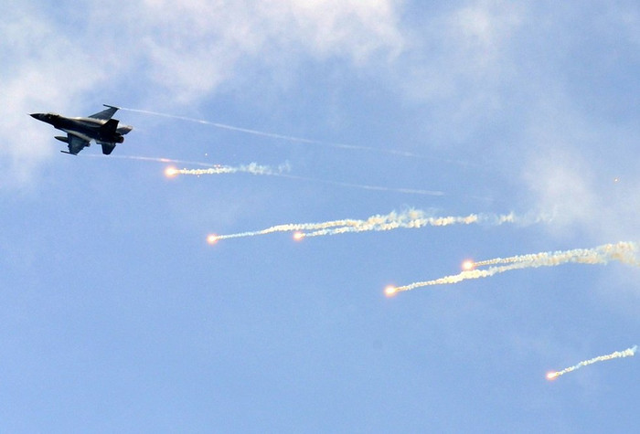 Mồi giả đánh lừa hỏa lực địch