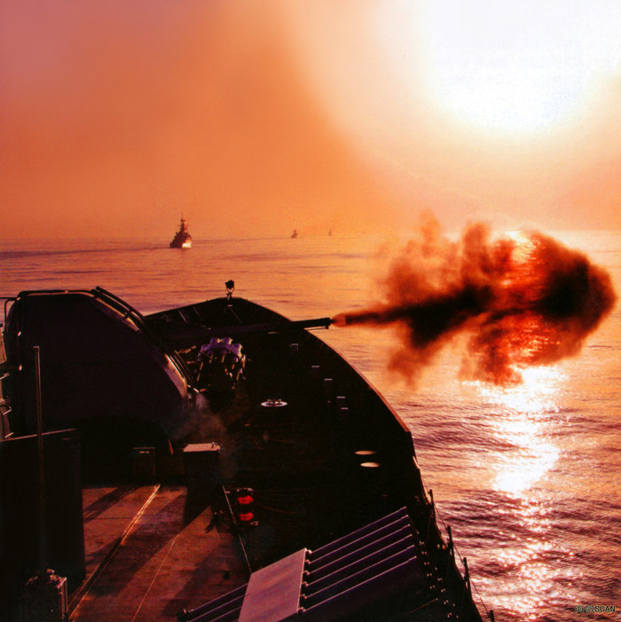 Ụ pháo trên boong phía trước Ụ pháo trên boong phía trước