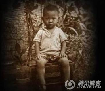 Sinh ra trong một gia đình công nhân bình thường, năm Lý Liên Kiệt lên 2 tuổi, bố anh qua đời