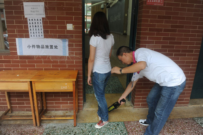 Kiểm tra ngặt hơn cả an ninh sân bay nhằm đối phó với công nghệ "phao" ngày càng tối tân hiện đại của các thí sinh Trung Quốc Kiểm tra ngặt hơn cả an ninh sân bay nhằm đối phó với công nghệ "phao" ngày càng tối tân hiện đại của các thí sinh Trung Quốc