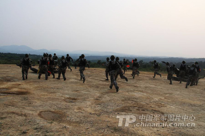 Các lực lượng cơ động vào vị trí diễn tập