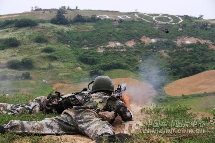 Súng máy nhả đạn