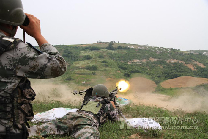 Súng máy nhả đạn