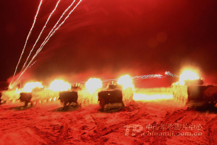 Đồng loạt nhả đạn tác chiến ban đêm