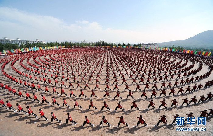 Hàng vạn võ sinh Thiếu Lâm đồng diễn Thiếu Lâm kungfu, thanh thế ngút trời, tiếng vang dậy đất