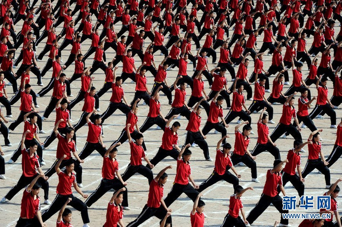 Hàng vạn võ sinh Thiếu Lâm thuộc trường Võ thuật Tháp Câu trực thuộc môn phái Thiếu Lâm đồng diễn