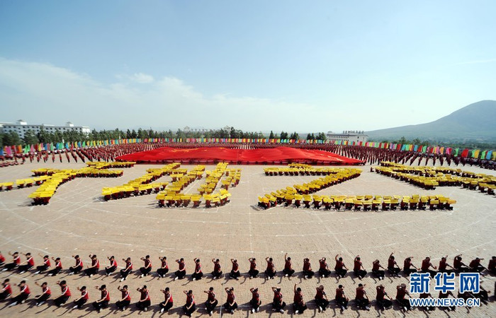 Các võ sinh Thiếu Lâm xếp thành hình quốc kỳ Trung Quốc vời hàng chữ "Thiên địa chi trung"