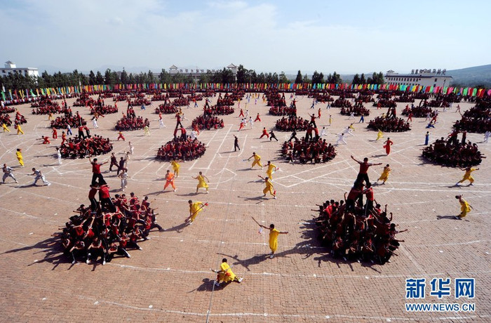 Võ sinh Thiếu Lâm đồng diễn xếp hình, võ tăng Thiếu Lâm biểu diễn đối kháng các môn binh khí