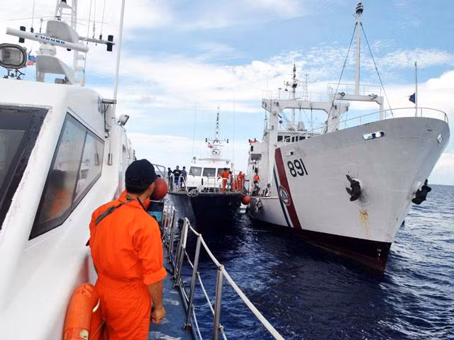 Tàu Cảnh sát biển Philippines và tàu Cục Thủy sản nước này neo đậu tại vịnh Zambamles